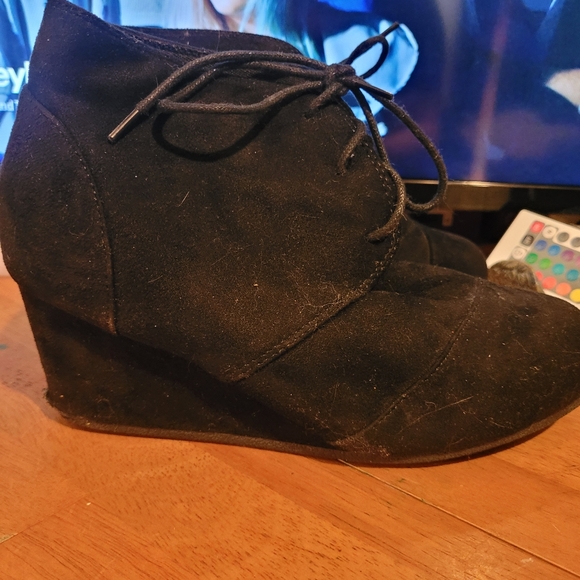 Black heeled lace up boots - Picture 2 of 4